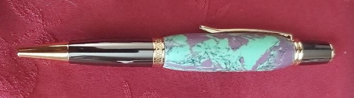 Magnifique stylo en pierre turquoise de chez Strongink, model Sierra. Brillance naturelle, très belle allure.