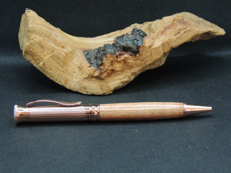 Superbe stylo couleur or rose
Guillochage et cabochon type onyx.
Très belle association de couleurs avec bois de rose africain