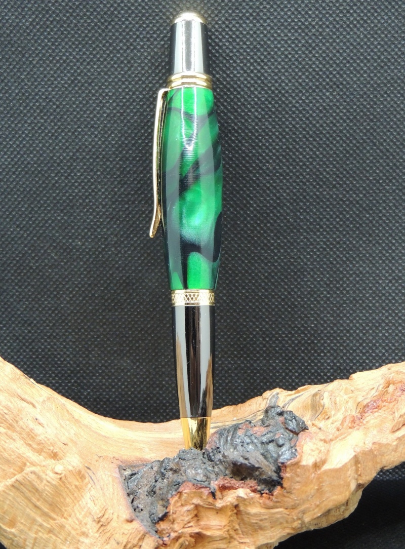 Superbe Stylo Sierra, avec cette belle ébauche en acrylique de chez Strongink, Couleur R16 verte et noir. très beau rendu.