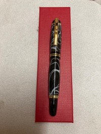 עט מרשים מחומר אקרילי