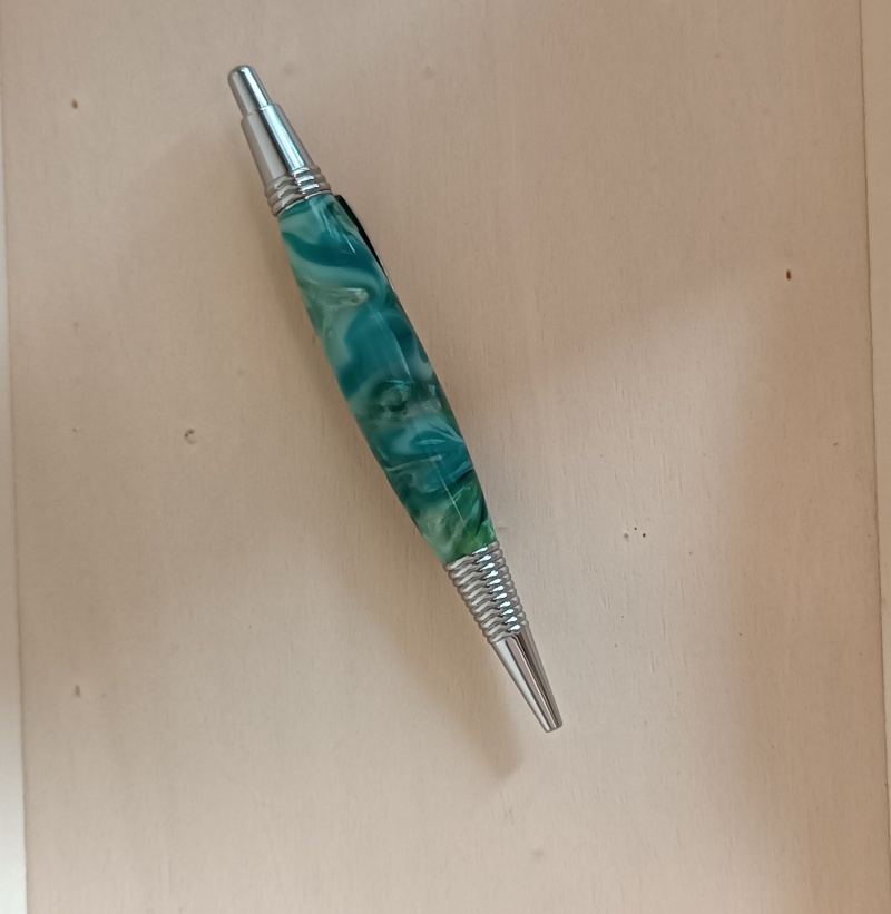 A pen we called "The Forest in the Fog".
Made of epoxy resin. Green and mint colored ballpoint pen. Silver finish. Runs on click. Beautiful, light, fits perfectly in your hand.
The product is 100% handmade, an original item, one of a kind.