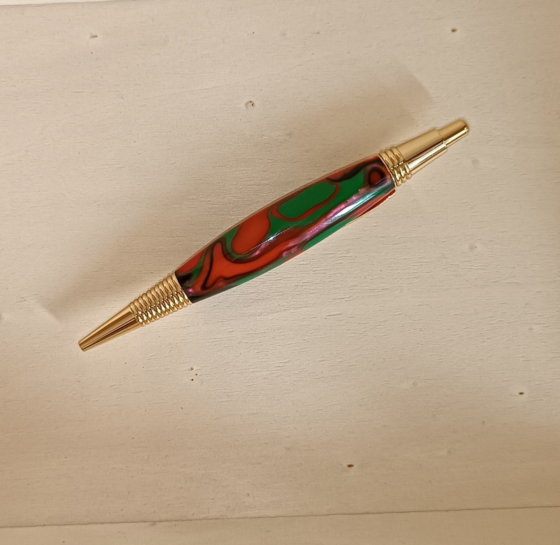 A pen we called "Poppies in the meadow".
Pen made of epoxy resin.
Green, red and black ballpoint pen. Gold finish. Runs on click. Beautiful, light, fits perfectly in your hand.
The product is 100% handmade, an original item, one of a kind.