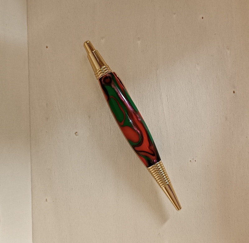 A pen we called "Poppies in the meadow".
Pen made of epoxy resin.
Green, red and black ballpoint pen. Gold finish. Runs on click. Beautiful, light, fits perfectly in your hand.
The product is 100% handmade, an original item, one of a kind.