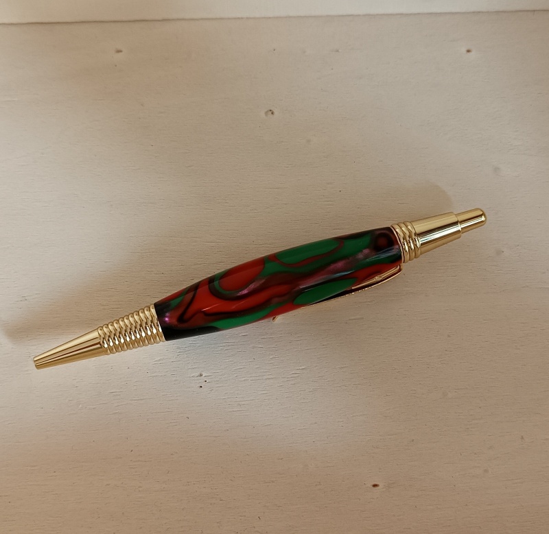 A pen we called "Poppies in the meadow".
Pen made of epoxy resin.
Green, red and black ballpoint pen. Gold finish. Runs on click. Beautiful, light, fits perfectly in your hand.
The product is 100% handmade, an original item, one of a kind.