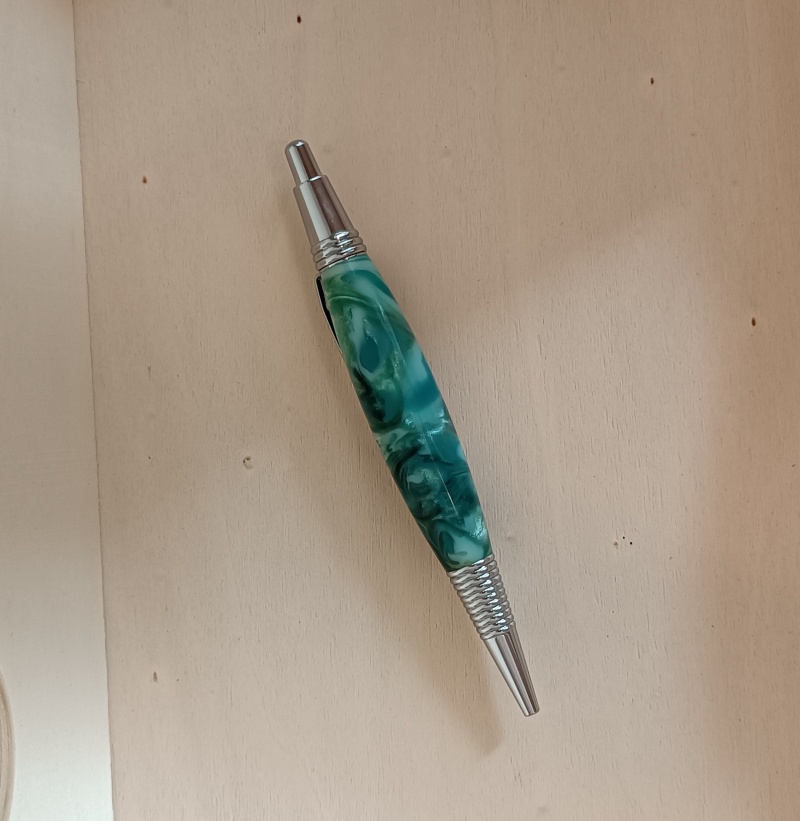 A pen we called "The Forest in the Fog".
Made of epoxy resin. Green and mint colored ballpoint pen. Silver finish. Runs on click. Beautiful, light, fits perfectly in your hand.
The product is 100% handmade, an original item, one of a kind.