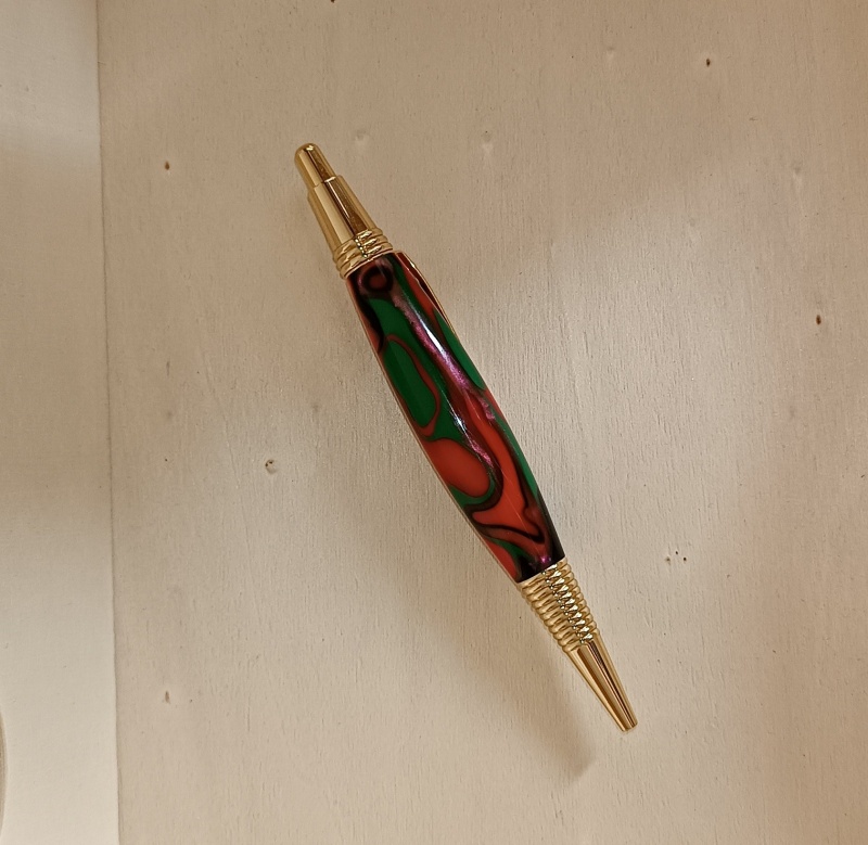 A pen we called "Poppies in the meadow".
Pen made of epoxy resin.
Green, red and black ballpoint pen. Gold finish. Runs on click. Beautiful, light, fits perfectly in your hand.
The product is 100% handmade, an original item, one of a kind.