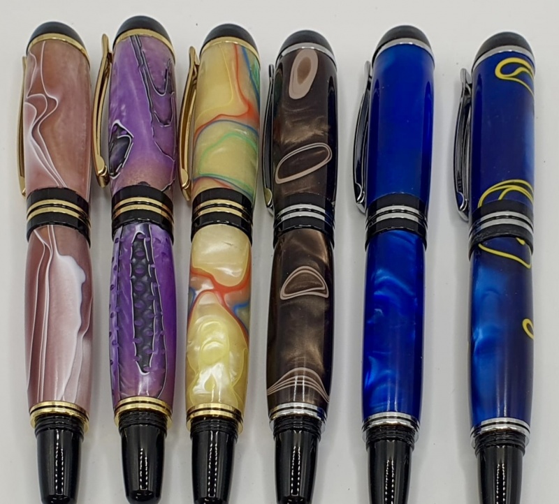 Mixture of wood and amazing acrylic pens super nice kits to use