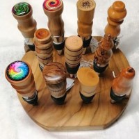 Bouchons à vin dans différentes essences pommier, frêne, teck avec ou sans cabochons.